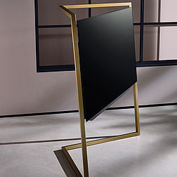 Loewe Bild 9 OLED TV in gold mit passenden Klang 9 Lautsprechern in gold.