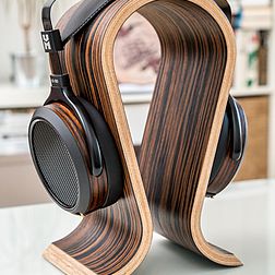 HiFiMAN HE560i Kopfhörer auf einem Omega Kopfhörerständer