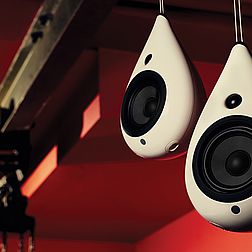 Ein paar Podspeaker The Drop in weiß hängen von der Zimmerdecke