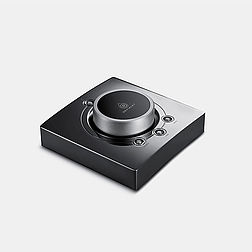 Eine Fernbedienung eines Devialet Expert Pro 220 ohne Hintergrund.